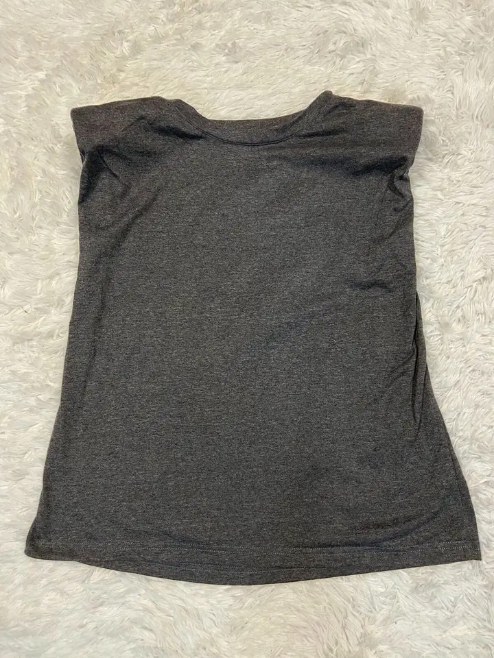 Musculosa gris oscura con hombreras