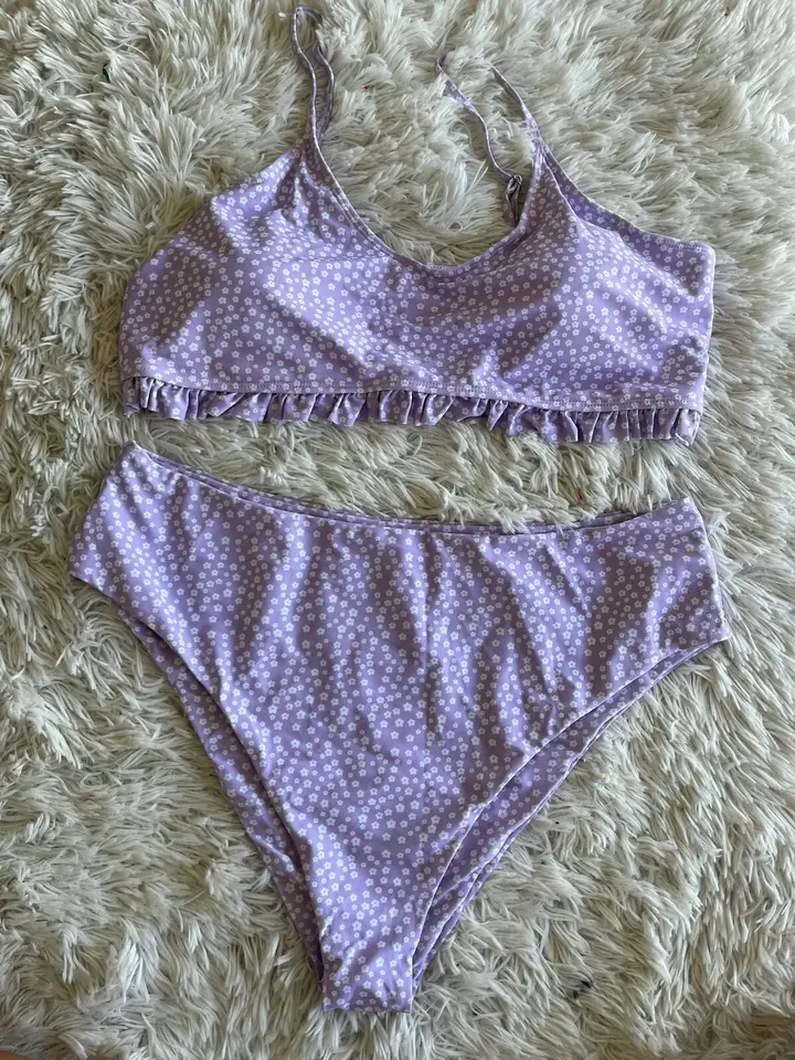 Bikini lila flores blancas