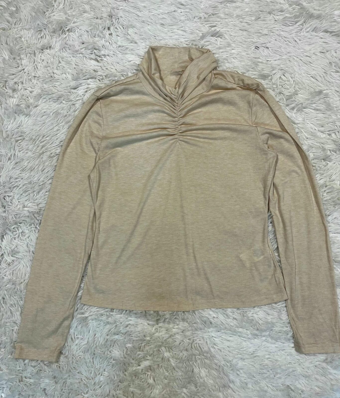 Remera beige con fruncido en escote cuello