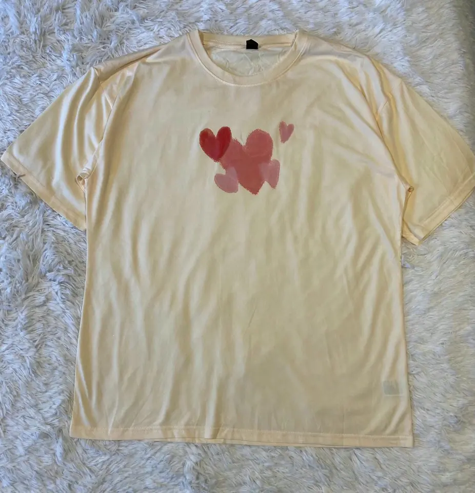 Remera beige estampa corazones