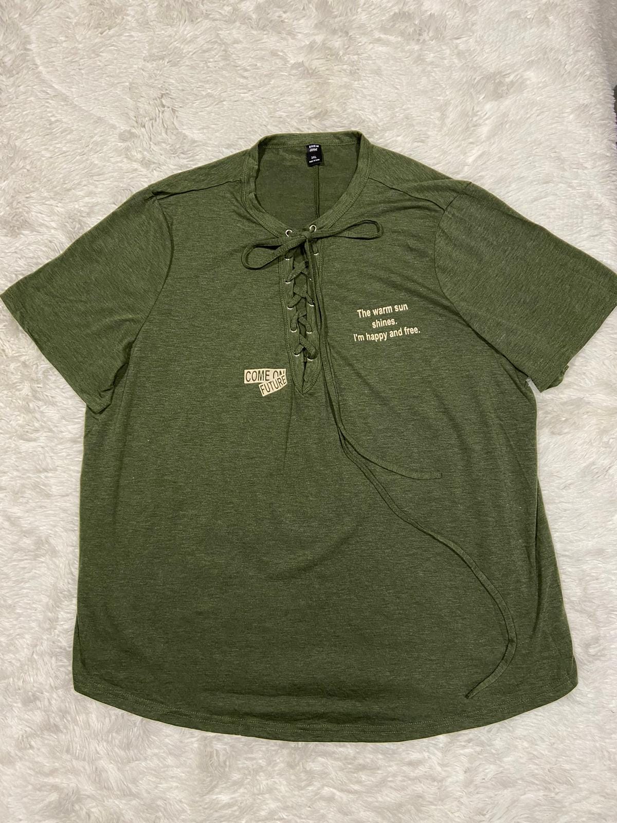 Remera verde escote acordonado