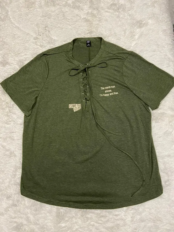 Remera verde escote acordonado