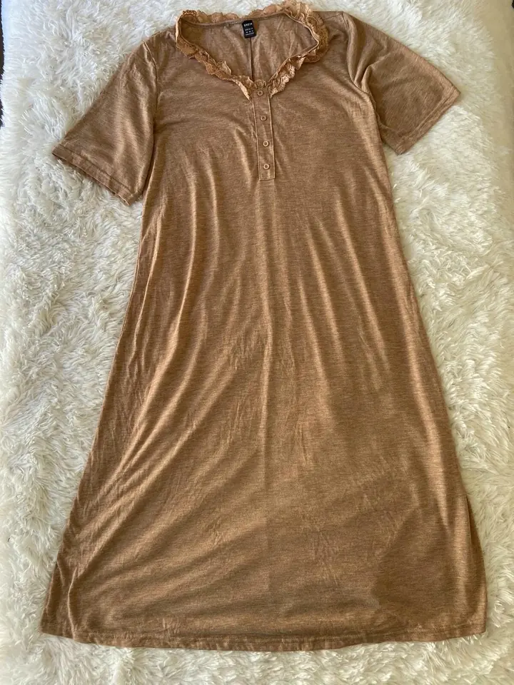 Vestido beige basico cuello con detalles