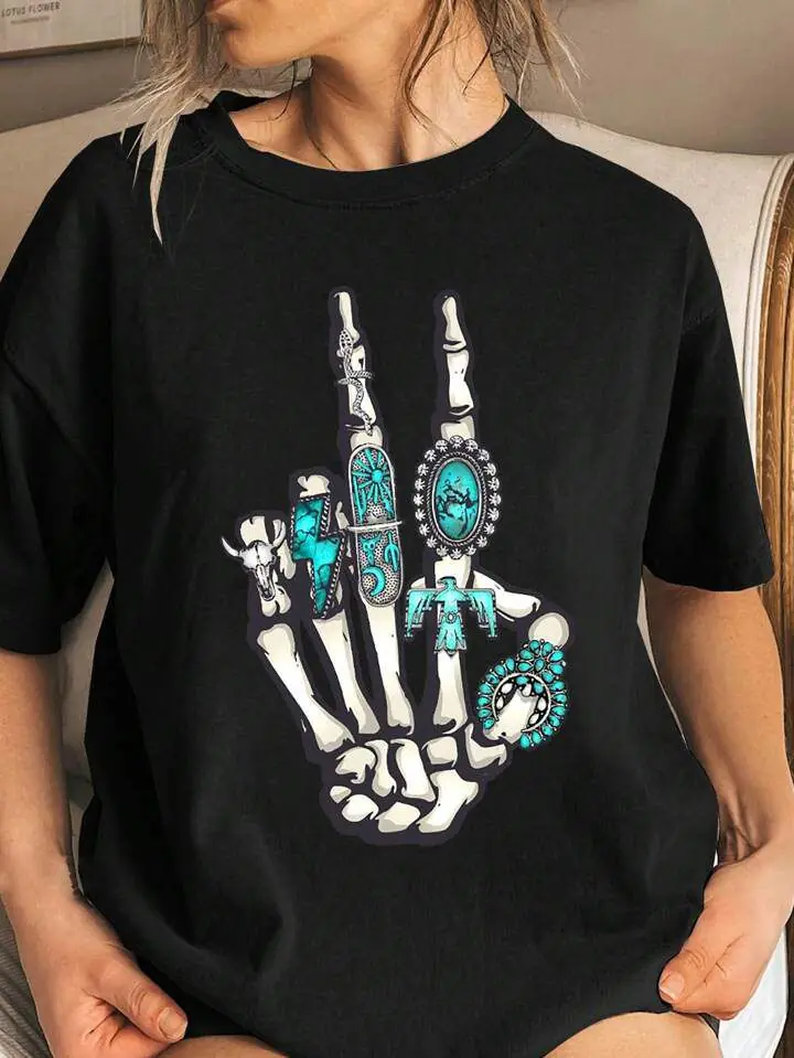 Remera negra mano esqueleto
