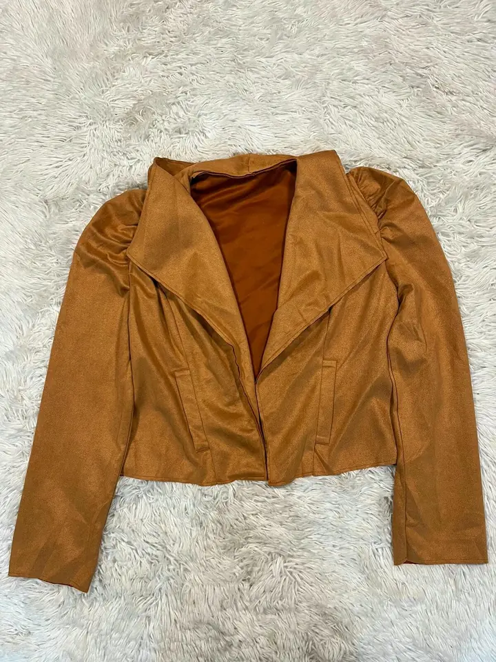 Chaqueta corta tipo gamuza marrón claro