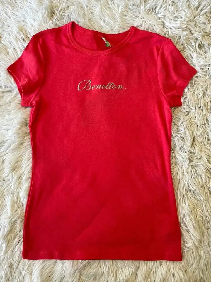 Remera rosa fucsia benetton en brillo