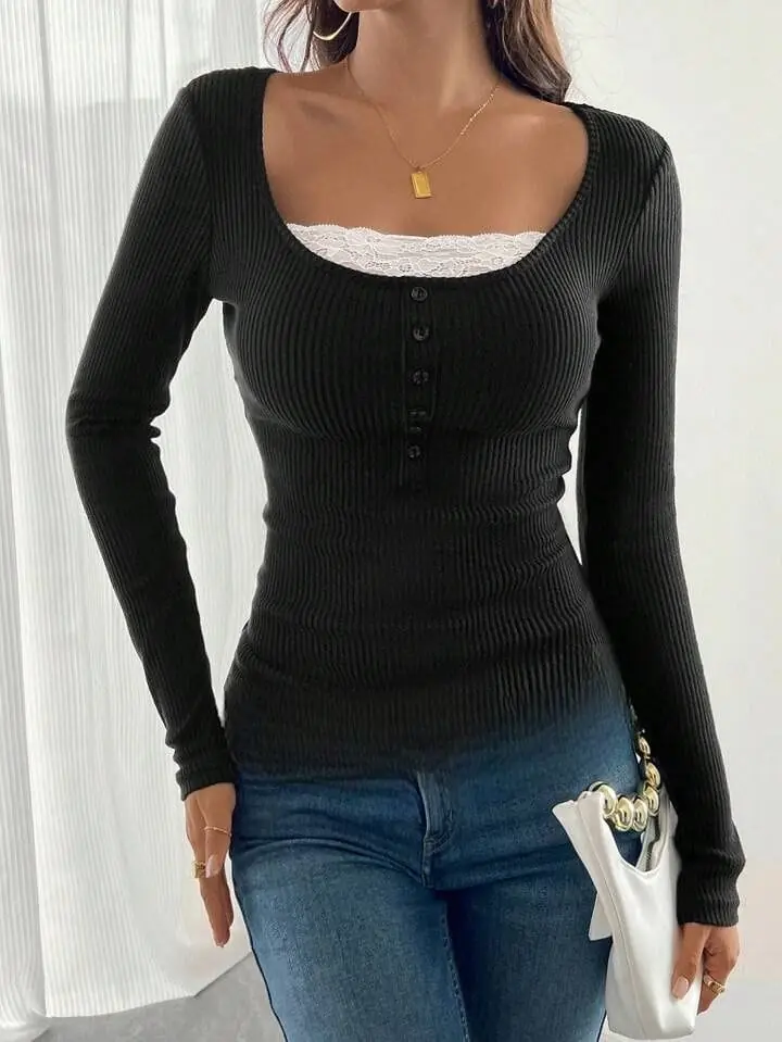 Remera negra encaje en escote