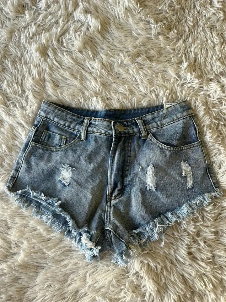 Short corto celeste con roturas