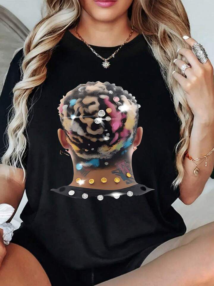 Remera negra diseño cabeza con peinado de colores y brillos