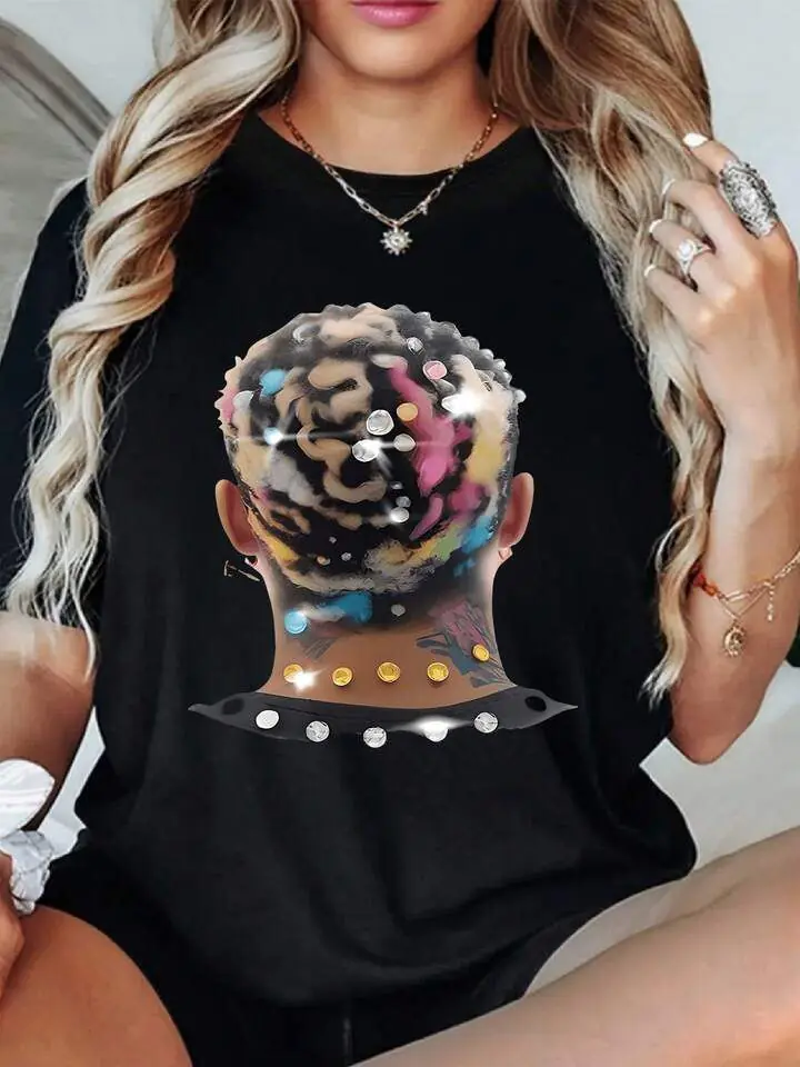 Remera negra diseño cabeza con peinado de colores y brillos