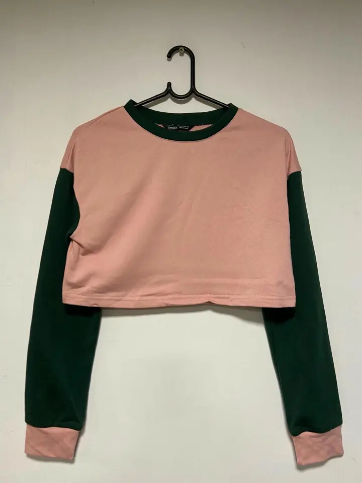 Crop top sin felpa rosa mangas verdes
