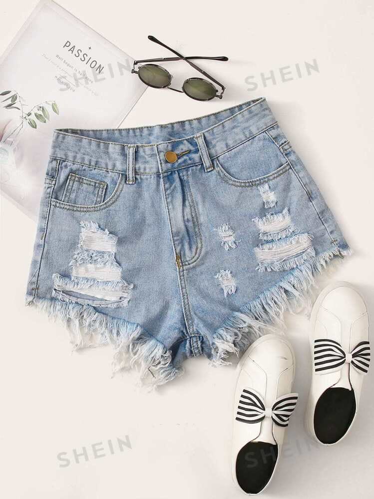 Short con roturas celeste desflecado