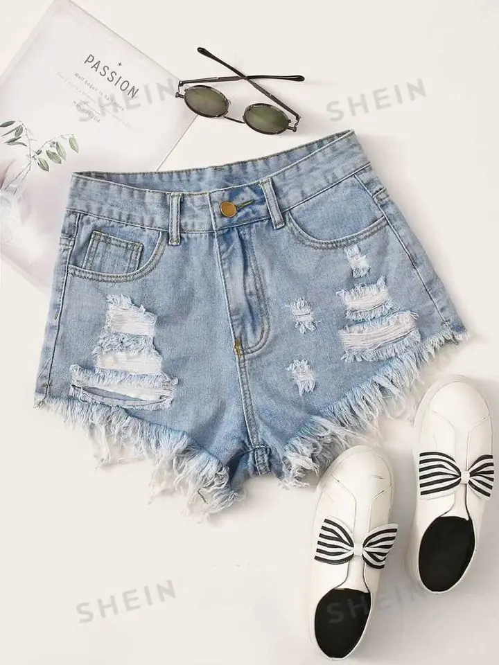 Short con roturas celeste desflecado