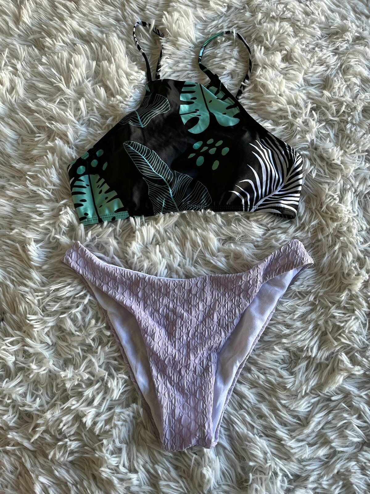 Bikini lila abajo top negro con hojas verdes arriba