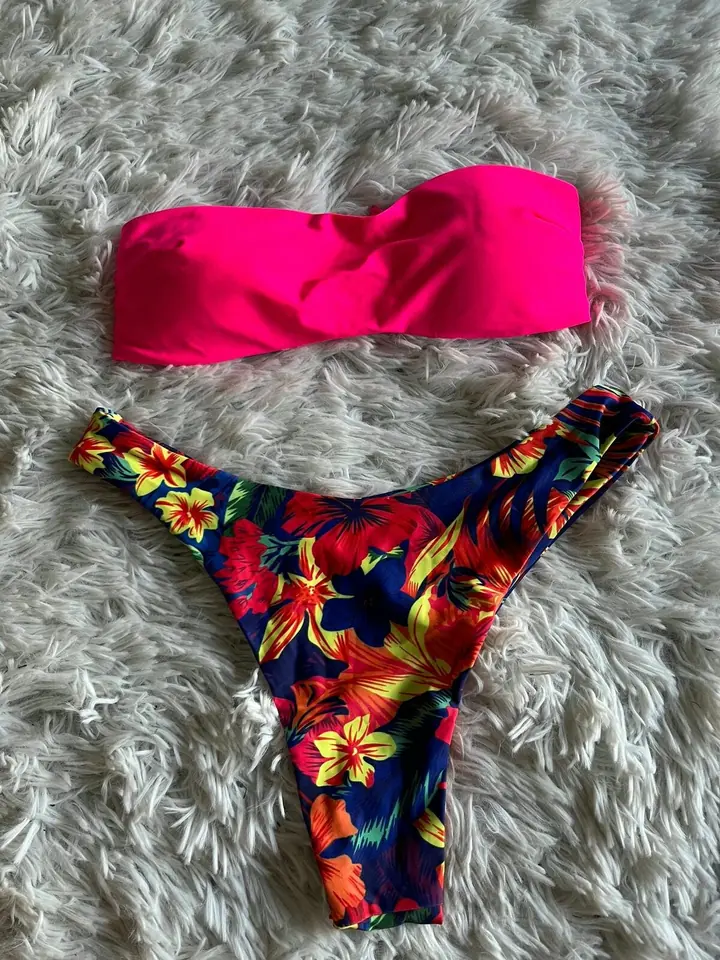 Bikini bandeau fucsia y azul floreado