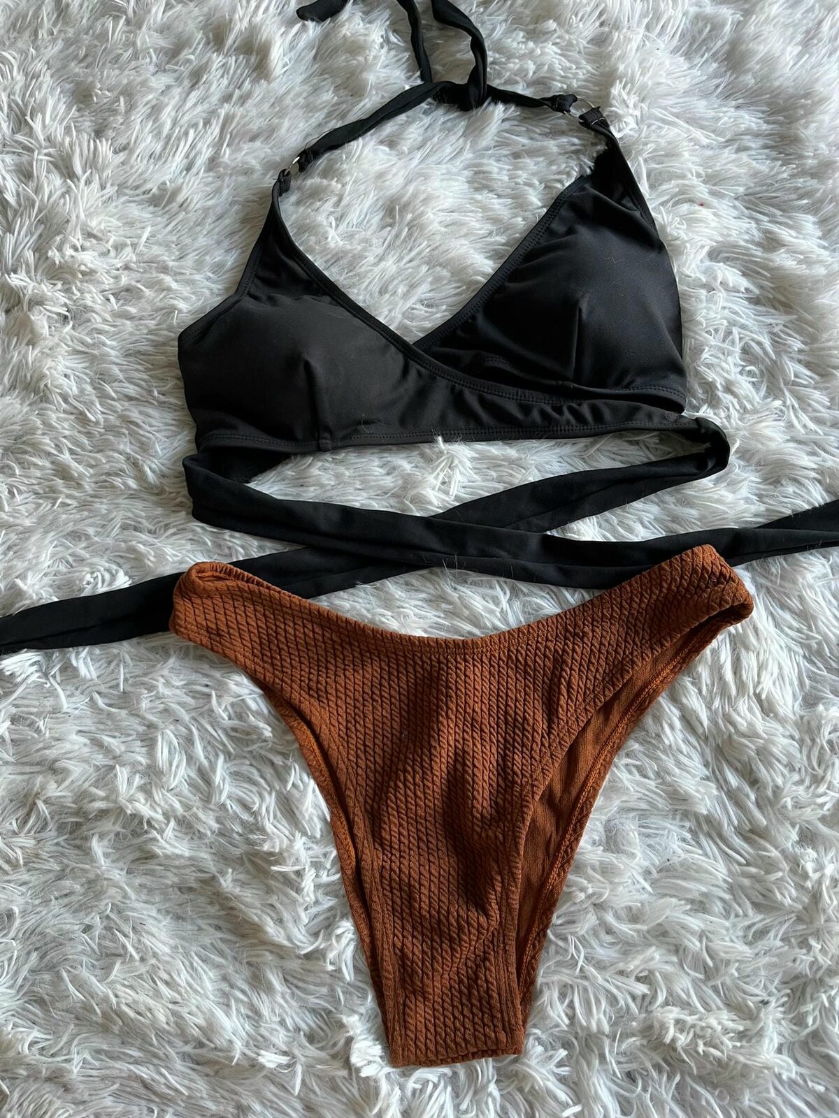 Bikini cruzado negro abajo marrón