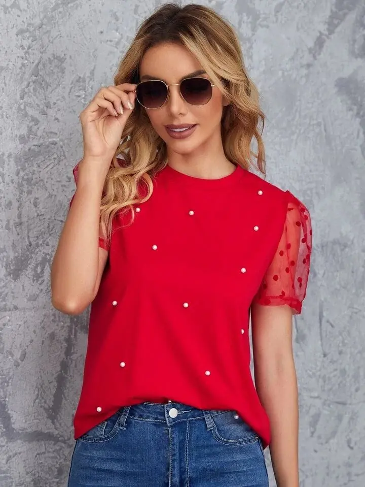 Remera roja con perlas