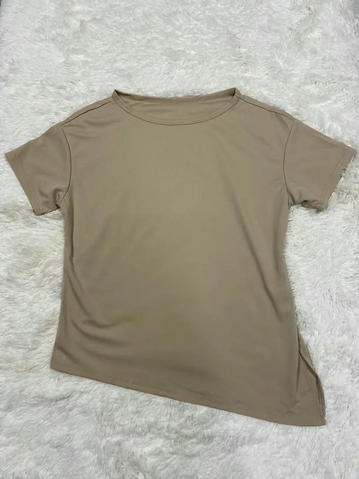 Remera beige corte en costado