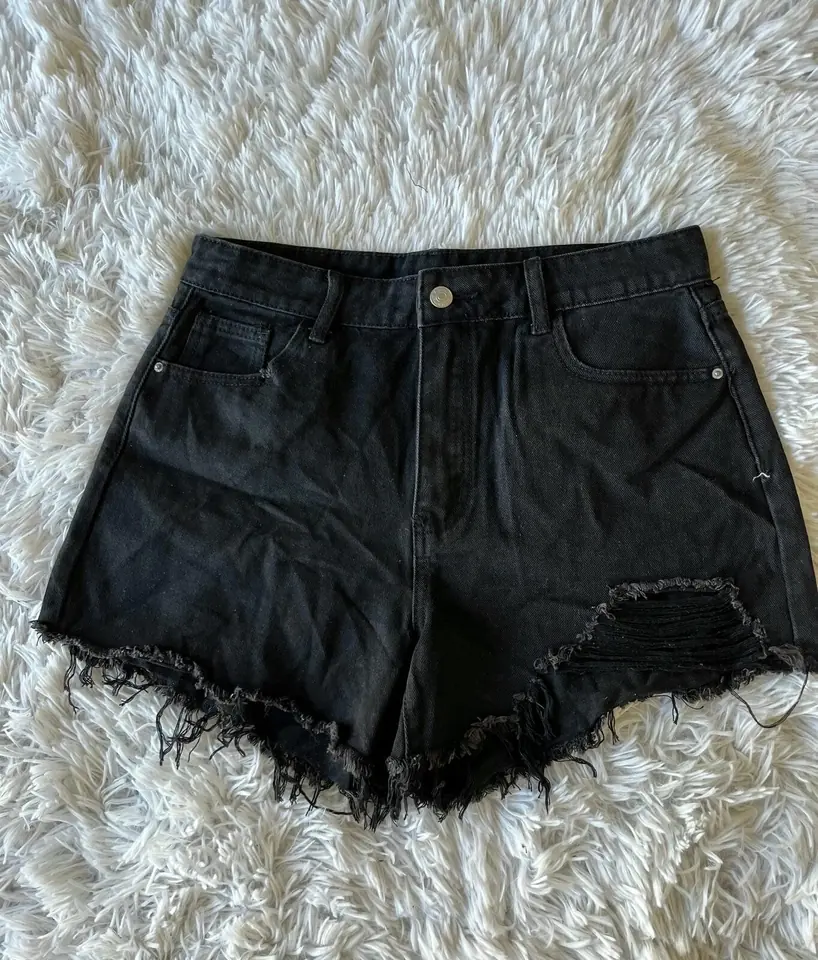 Short negro con roturas desflecado
