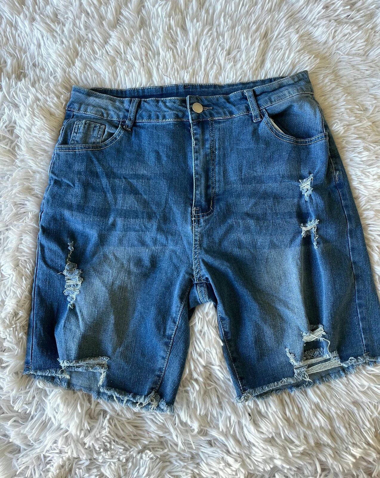 Bermuda de jean con roturas
