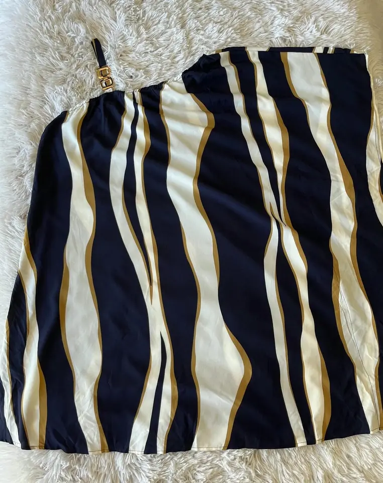 Vestido lineas azules hombro descubierto