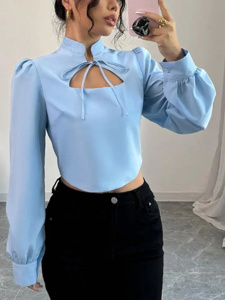 Blusa corta celeste cuello alto con lazo