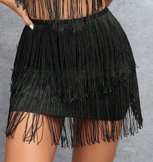 Falda negra con flecos
