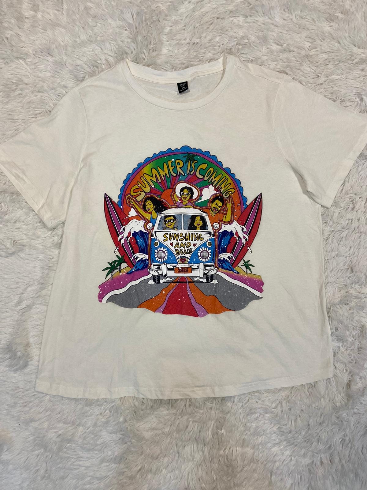 Remera blanca diseño combi summer is coming