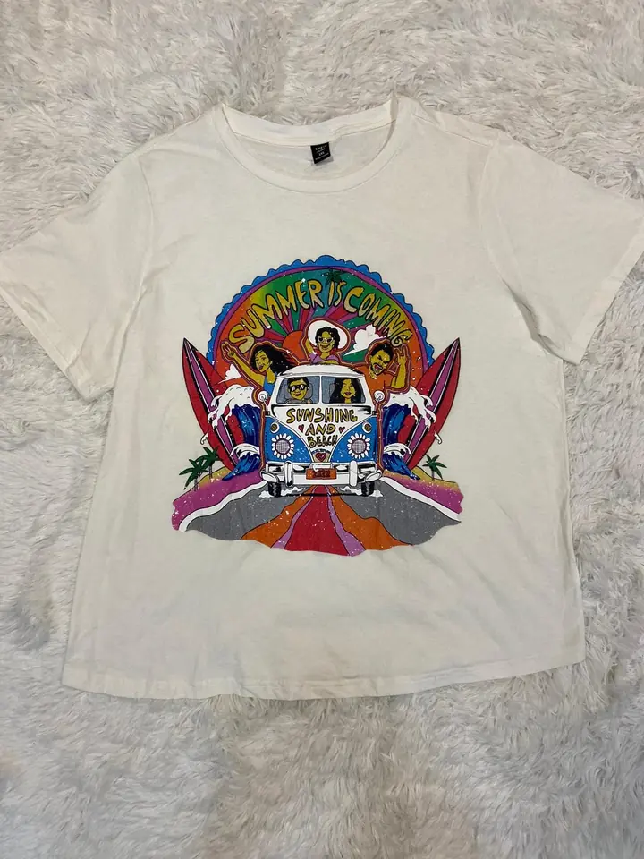 Remera blanca diseño combi summer is coming