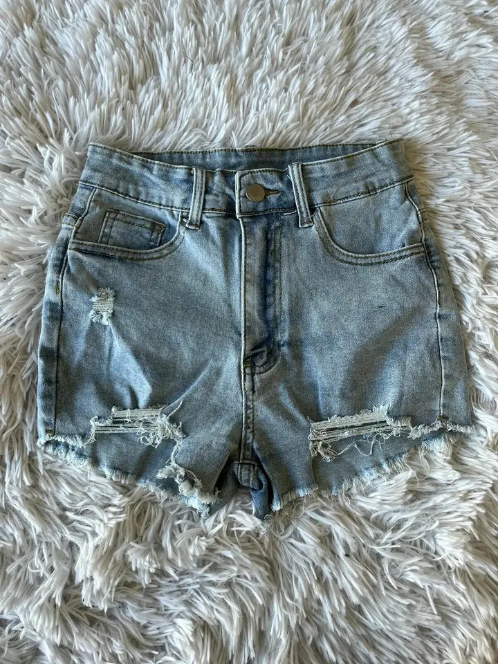 Short elastizado con roturas celeste