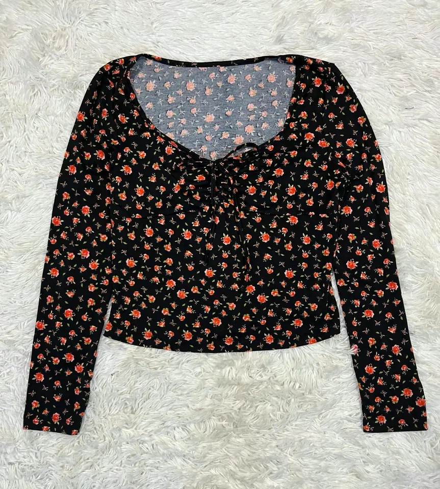Remera floreada con lazo en escote