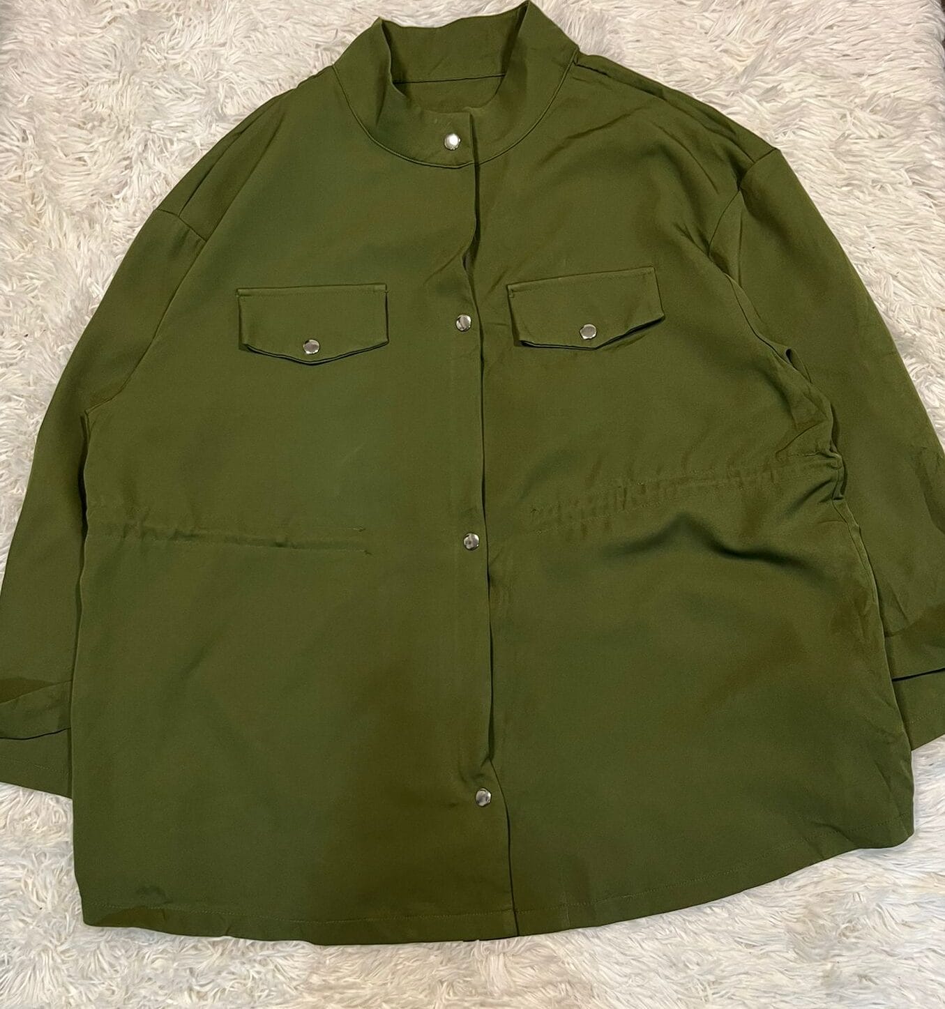 Camisa verde con ajuste en cintura
