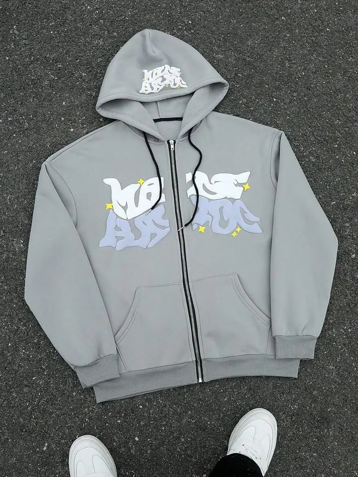 Campera gris con diseño letras blancas y celestes