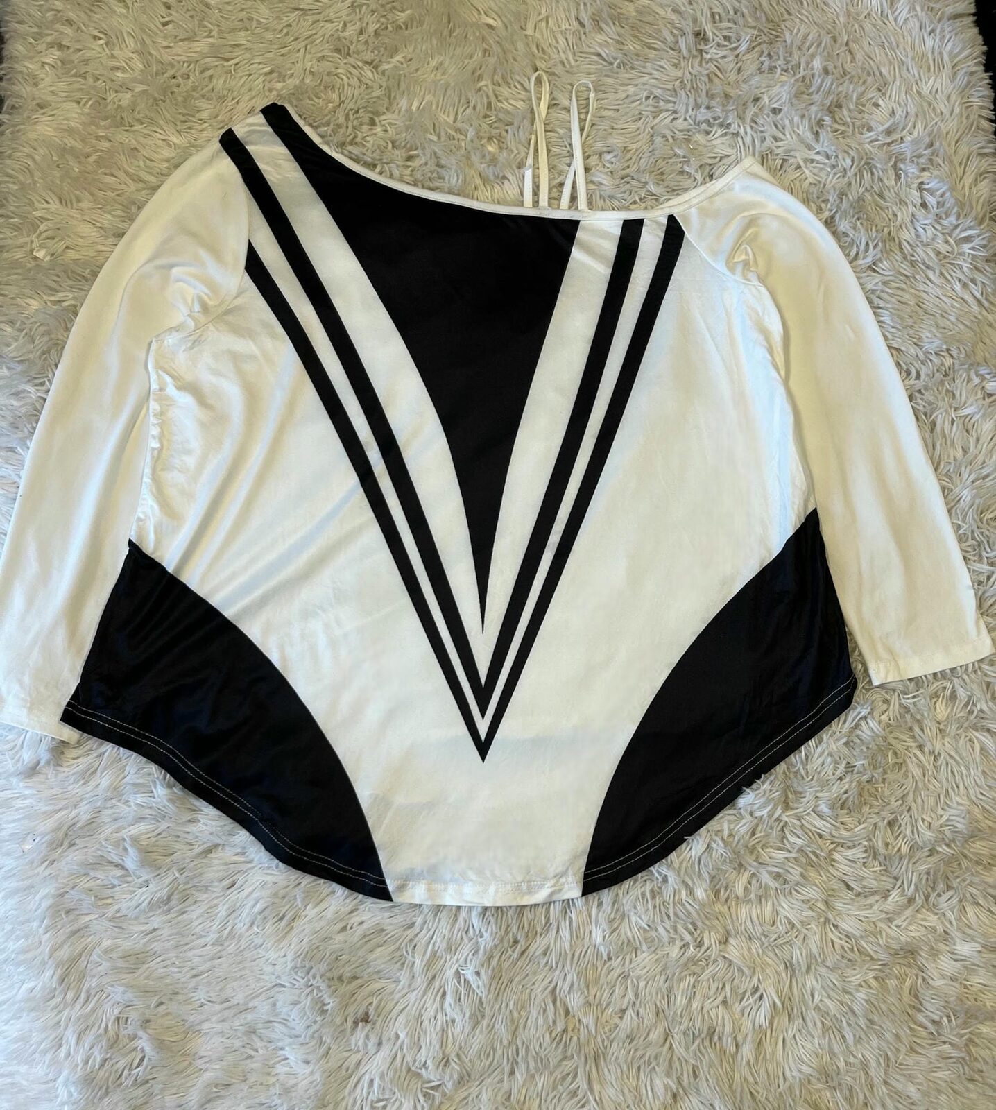 Remera blanca con negro hombro descubierto