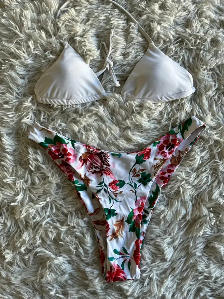 Bikini blanca arriba floreado abajo