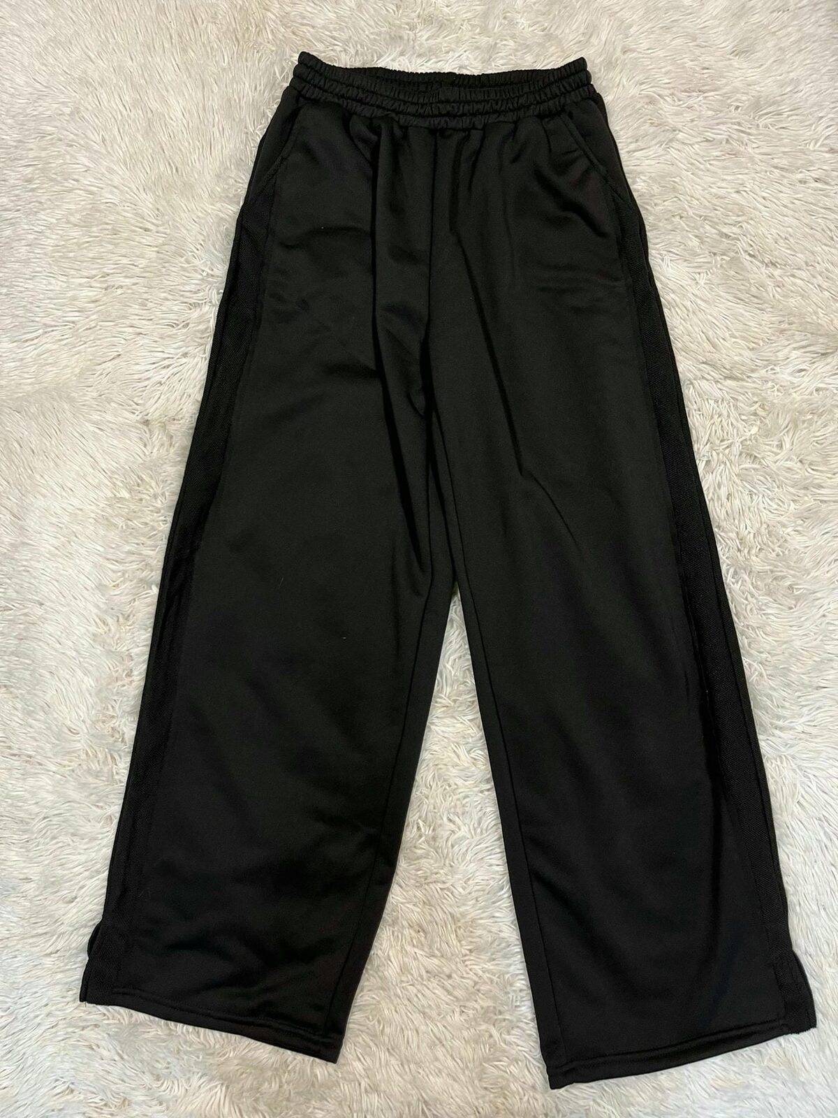 Jogger negro recto con linea de "felpa"