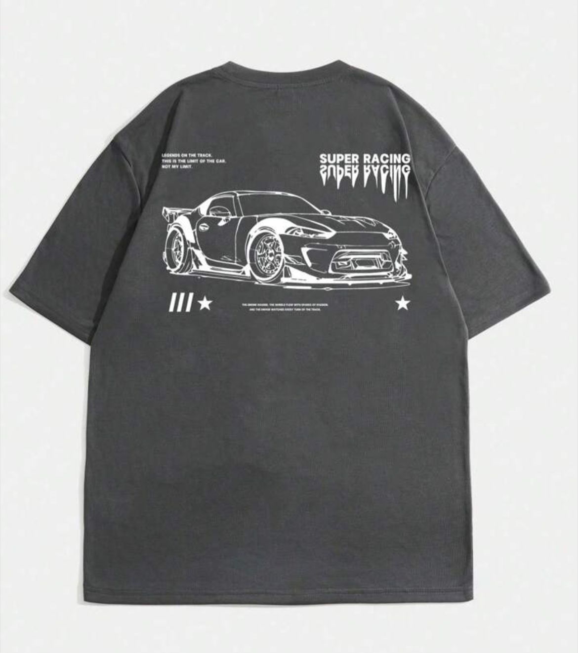 Remera gris diseño auto en espalda
