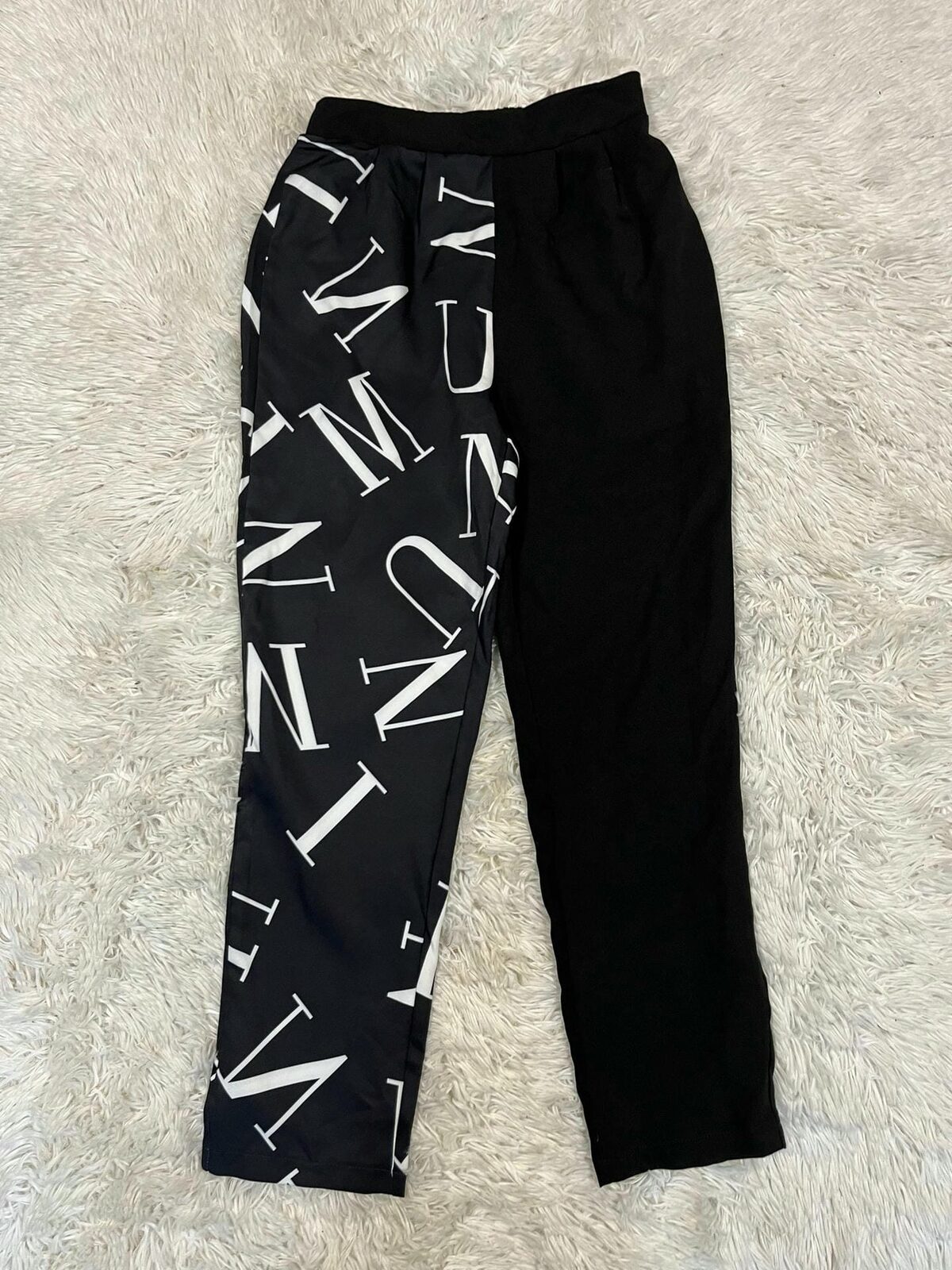 Pantalón mitad negro mitad letras