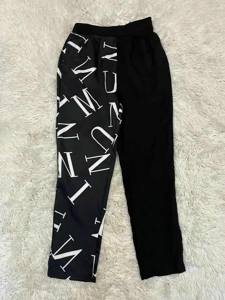 Pantalón mitad negro mitad letras