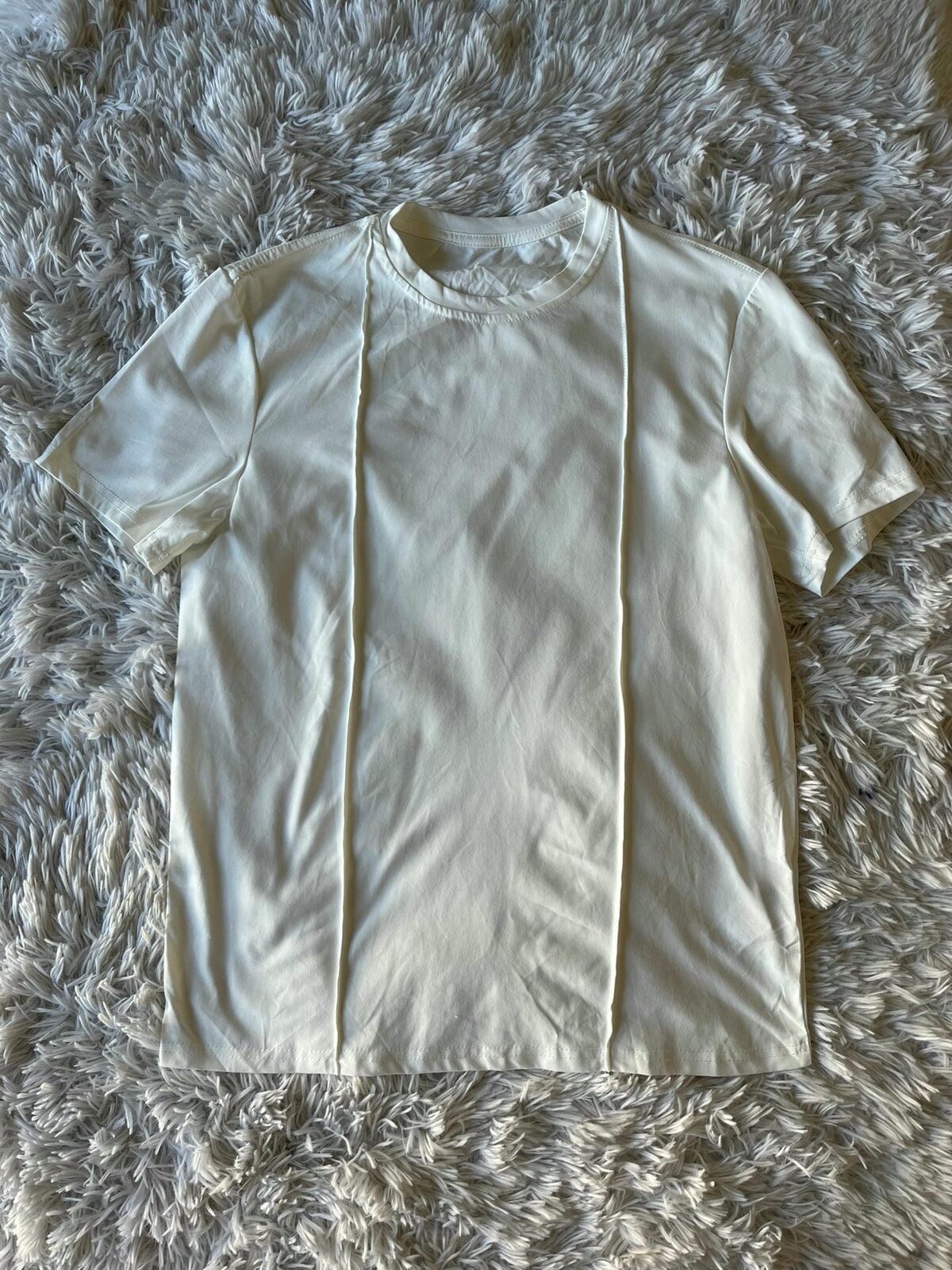 Remera blanca con lineas en relieve