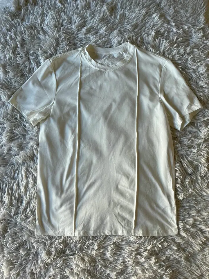 Remera blanca con lineas en relieve