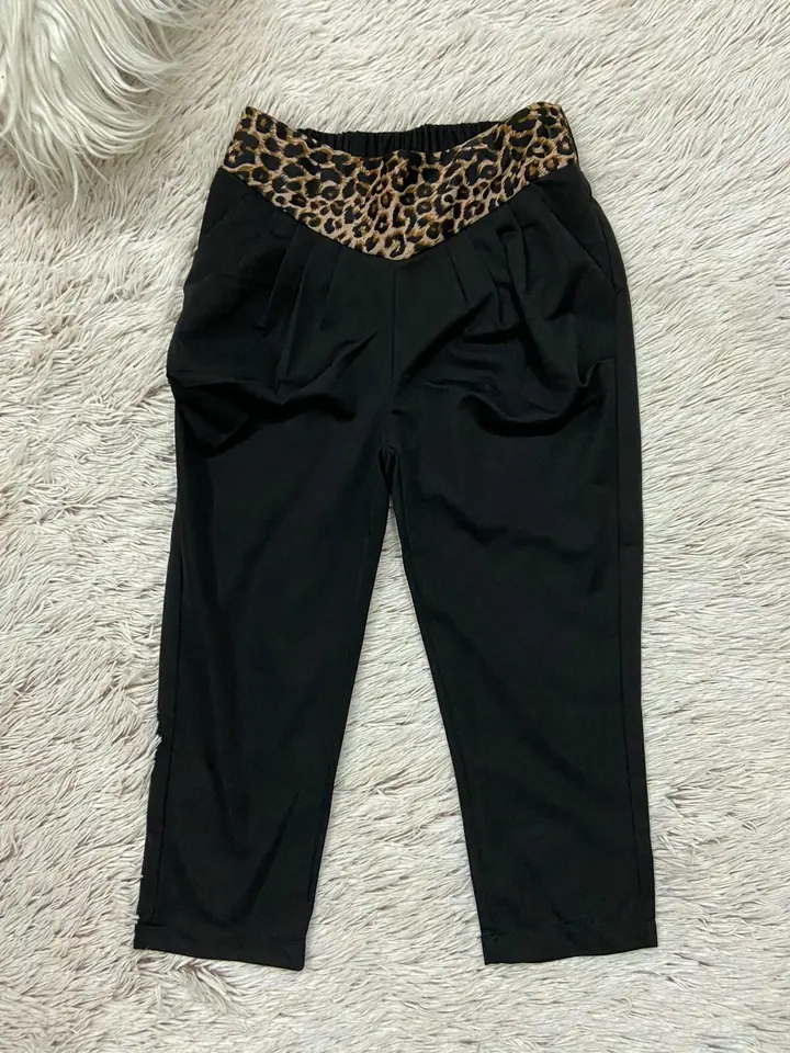 Capri negra con animal print SHEIN