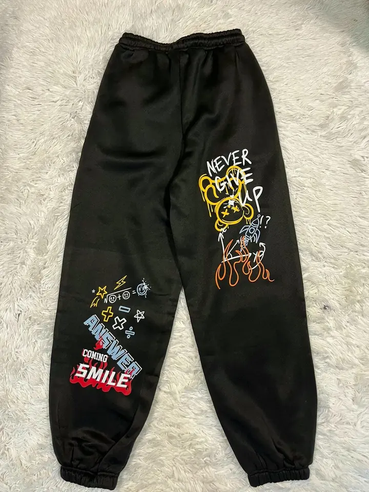 Pantalón jogger con diseño atras never give up oso