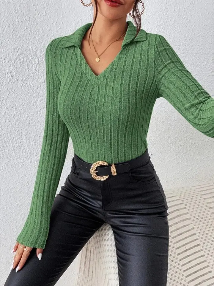 Remera verde canalé cuello polo escote v