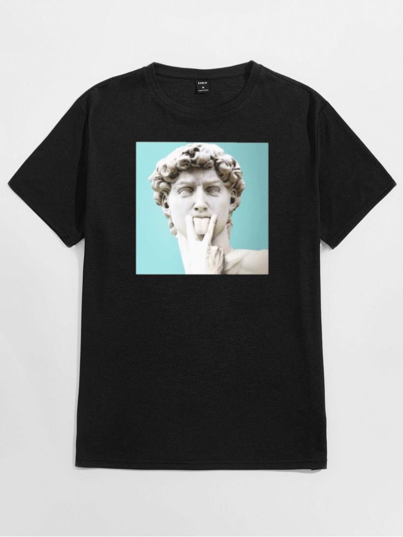 Remera negra diseño estatua sacando la lengua