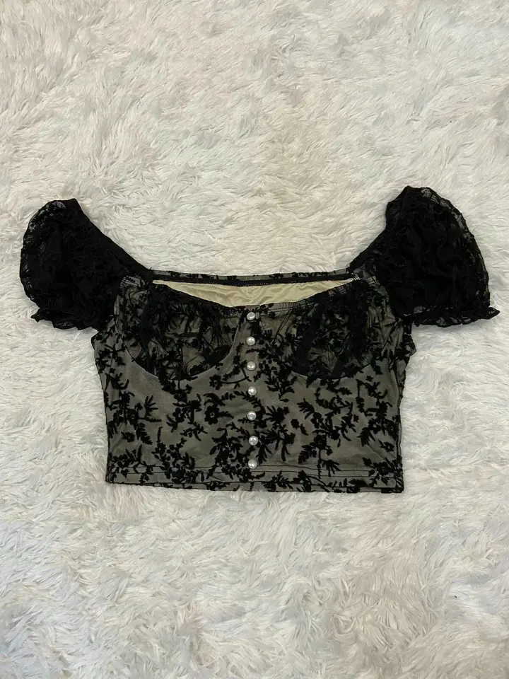 Top con encaje negro y botones