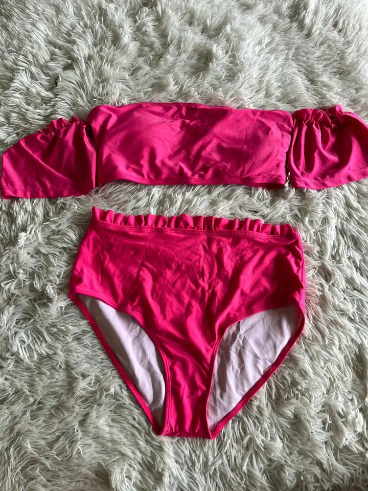 Bikini fucsia hombros descubiertos