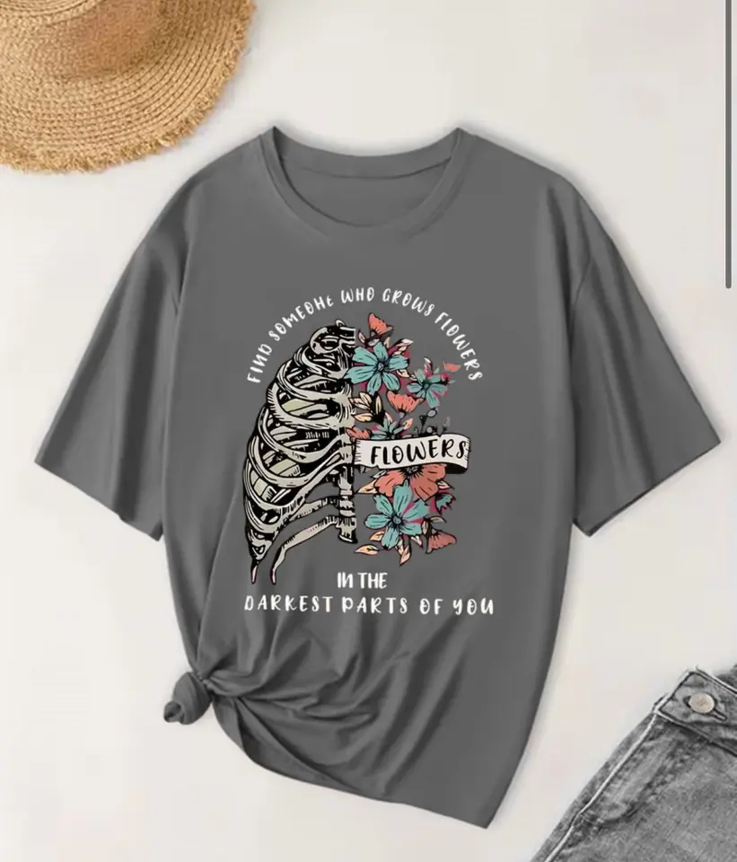 Remera gris diseño pulmon esqueleto y flores