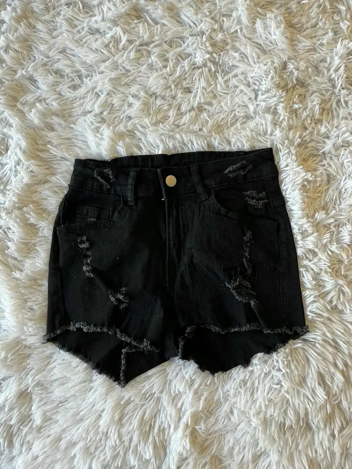 Short negro elastizado con roturas