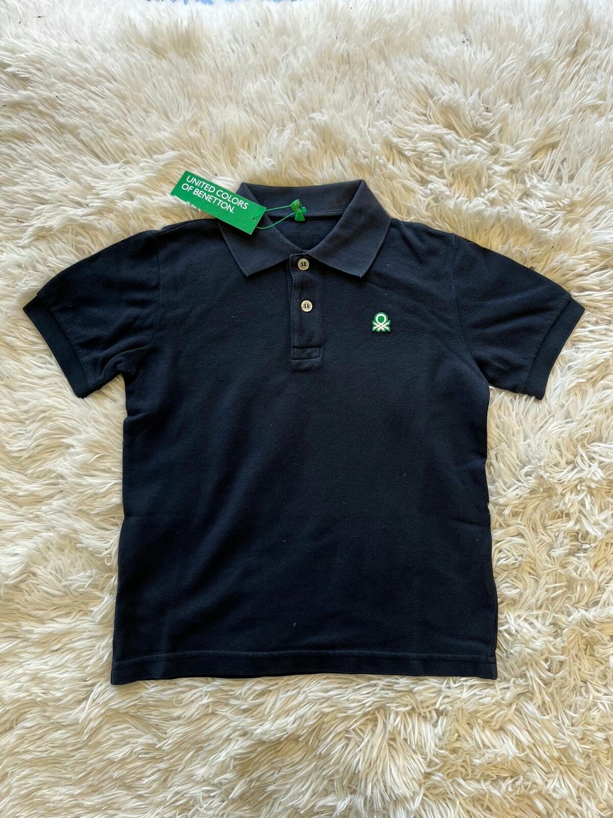Remera polo azul oscuro logo verde
